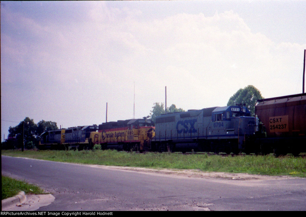 A quartet of Geeps lead a train southbound